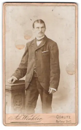 Fotografie Ad. Winkler, Görlitz, Berliner Strasse 12, Porträt eines eleganten Mannes