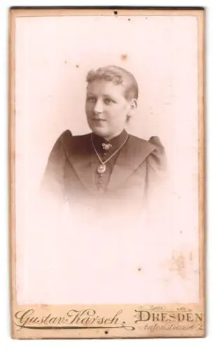 Fotografie Gustav Karsch, Dresden, Antonstrasse 2, Porträt einer Dame im edlen Kleid