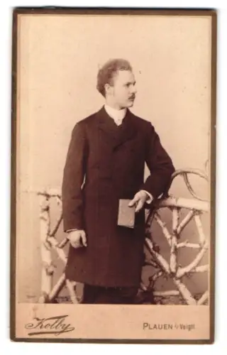 Fotografie J. F. Kolby, Plauen, Reichsstrasse, Eleganter Herr mit Buch