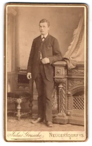 Fotografie Julius Grusche, Neugersdorf, Eleganter Herr im Anzug