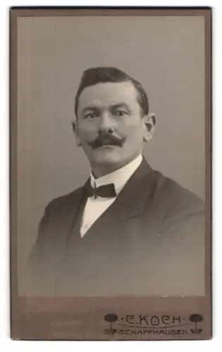 Fotografie C. Koch, Schaffhausen, Beim Bahnhof, Porträt eines Herrn mit Schnurrbart