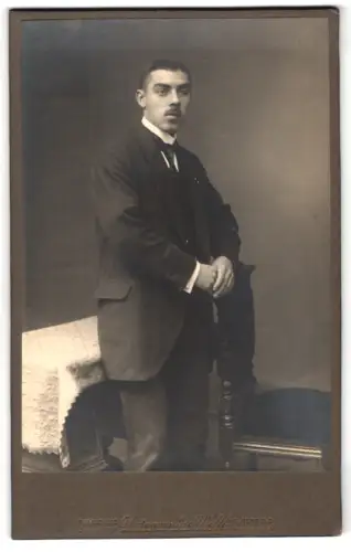 Fotografie Photographie Wolff, Elberfeld, A. Herzogstr. 28, Porträt eines jungen Mannes
