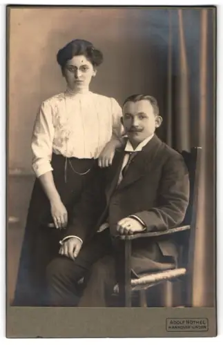 Fotografie Adolf Nöthel, Hannover-Linden, Deisterstrasse 1, Paar-Porträt in klassischer Pose