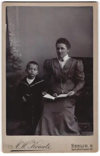 Fotografie A.W. Kraatz, Berlin, Gerichtstrasse 46, Frau mit Kind und Buch