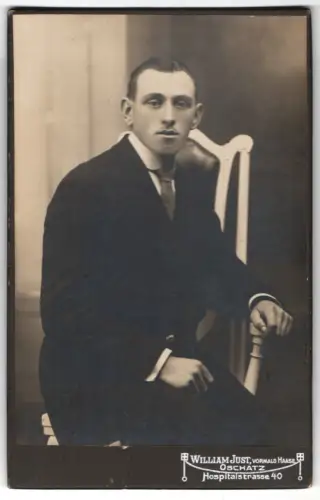 Fotografie William Just, Oschatz, Hospitalstrasse 40, Eleganter Herr im Anzug