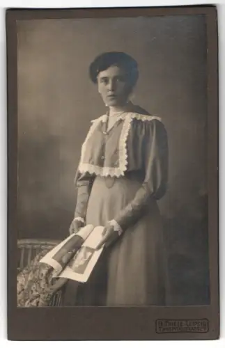 Fotografie B. Thiele, Leipzig, Hospitalstrasse 7, Porträt einer Frau mit Zeitschrift