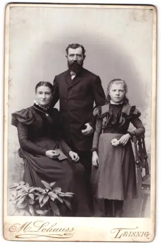 Fotografie M. Lohauss, Leisnig, Colditzerstrasse, Familienporträt mit drei Personen