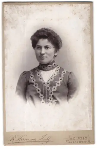 Fotografie R. Herrmann, Leipzig, Tauchaerstrasse 6, Porträt einer Frau