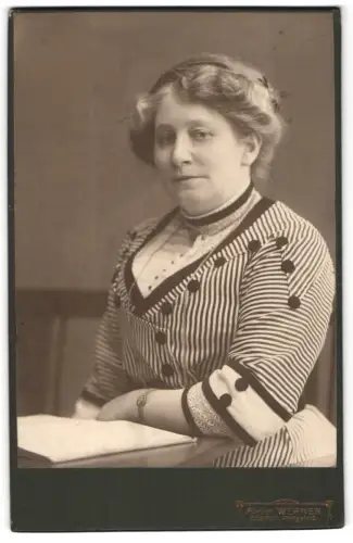 Fotografie Atelier Werner, Döbeln, Königstrasse 6, Dame in gestreifter Bluse