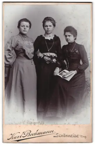 Fotografie Karl Bechmann, Schönheide, Drei Damen in eleganter Kleidung