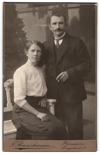 Fotografie F. Renzichausen, Hannover, Langelaube 2, Paarporträt auf einer Bank