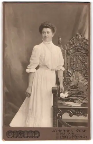 Fotografie Johannes Lüpke, Berlin, Potsdamerstr. 116, Dame neben reich verziertem Stuhl