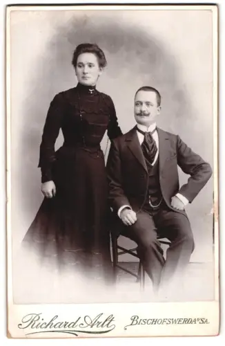 Fotografie Richard Arlt, Bischofswerda, Würdevolles Paar im Atelier