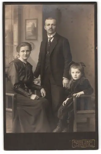 Fotografie Alfred Kahle, Pulsnitz, Kamenzerstrasse 215, Familienporträt mit Kind