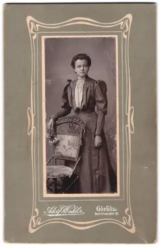 Fotografie Adolf Winkler, Görlitz, Berlinerstr. 12, Porträt einer jungen Dame mit Stuhl