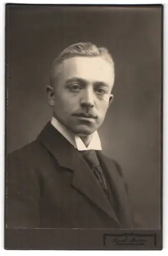 Fotografie Curt Born, Kamenz, Porträt eines eleganten Herrn