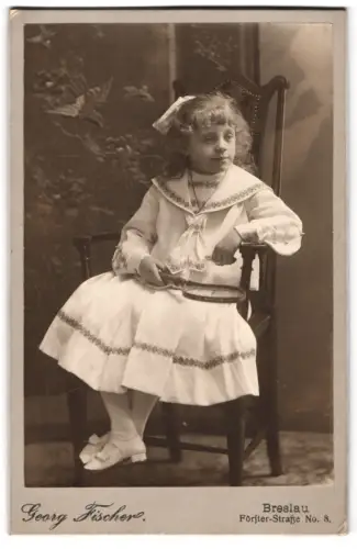 Fotografie Georg Fischer, Breslau, Förster-Strasse No. 8, Mädchen im eleganten Kleid