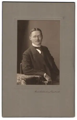 Fotografie Rud. Lichtenberg, Osnabrück, Herr im Anzug mit Brille