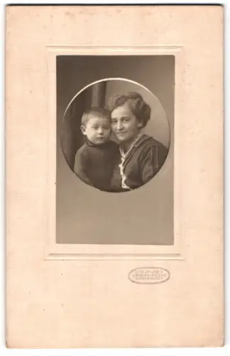 Fotografie Otto Pfluger, Augsburg, Augsburgerstrasse 5, Portrait einer Frau mit Kind