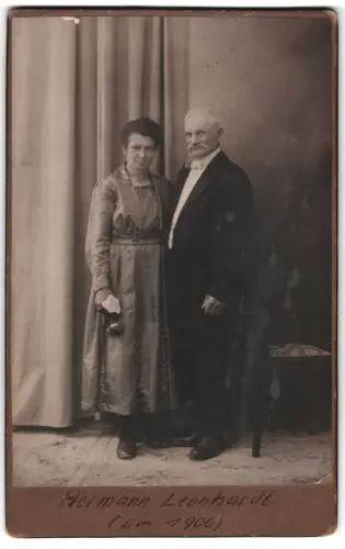 Fotografie unbekannter Fotograf und Ort, Älteres Paar stehend im Porträt