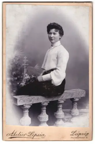Fotografie Atelier Lipsia, Leipzig, Thomasring 15, Frau mit Blumenstrauss