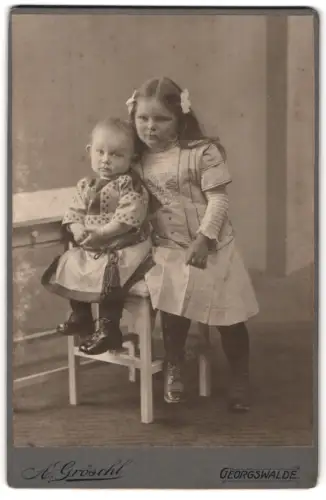 Fotografie Alfred Gröschl, Georgswalde, Zwei Kinder auf Stuhl