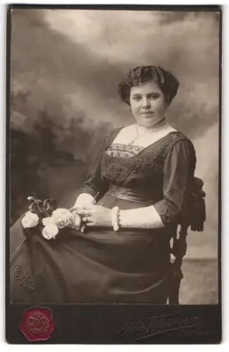 Fotografie Atelier Fleissner, Tachau, Porträt einer Dame mit Rosen