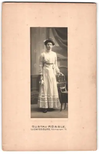 Fotografie Gustav Rössle, Ludwigsburg, Körnerstr. 11, Stehende Frau mit Stuhl