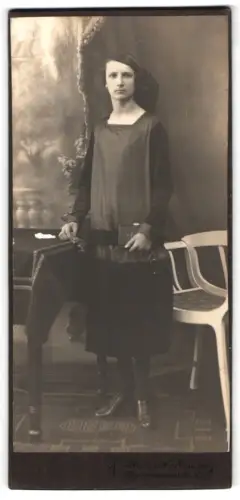 Fotografie R. Steinert, Kamenz, Hoyerswerdaerstr. 30, Frau im Kleid mit Buch