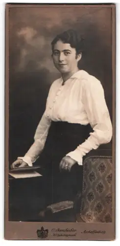 Fotografie C. Samhaber, Aschaffenburg, Frau in weisser Bluse und dunklem Rock