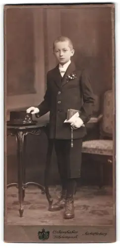 Fotografie C. Samhaber, Aschaffenburg, Stehender Junge mit Buch und Hut