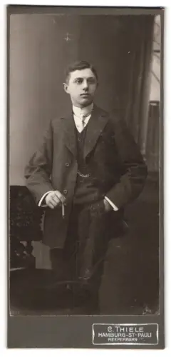 Fotografie C. Thiele, Hamburg-St. Pauli, Reeperbahn 117, Porträt eines jungen Mannes