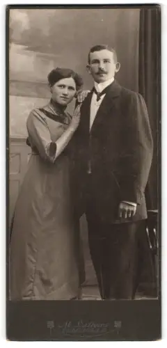 Fotografie M. Lüttgens, Görlitz, Steinstr. 14, Paar in eleganter Kleidung