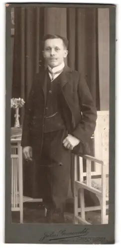Fotografie Julius Grunewald, Oberneukirch, Eleganter Herr im Anzug