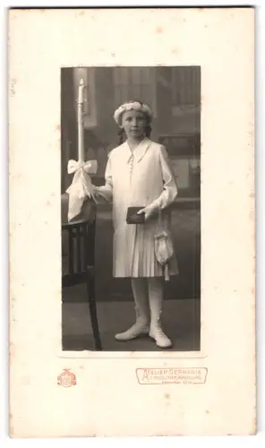 Fotografie Atelier Germania, Augsburg, Bahnhofstrasse 12½, Mädchen mit Kerze und Gebetsbuch