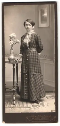 Fotografie Max Hentschel, Dresden-Löbtau, Reisewitzerstrasse 11, Frau in kariertem Kleid neben Tisch mit Vase