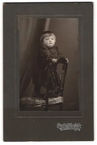 Fotografie Martin Herzfeld, Dresden, Pragerstrasse 7, Kleinkind auf Stuhl