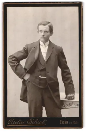 Fotografie Atelier Schink, Essen a. d. Ruhr, Linden-Allee 25, Eleganter Herr in Anzug