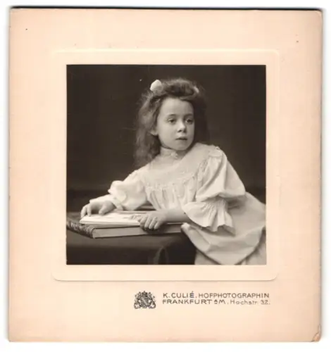 Fotografie K. Culié, Frankfurt am Main, Hochstrasse 32, Mädchen mit Buch