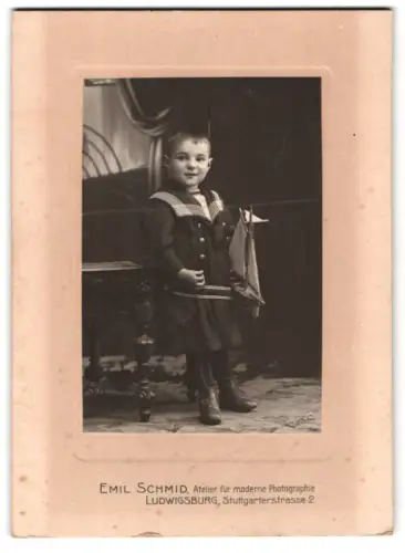 Fotografie Emil Schmid, Ludwigsburg, Stuttgarterstrasse 2, Porträt eines Kindes mit Matrosenanzug