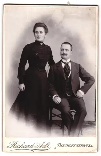 Fotografie Richard Arlt, Bischofswerda i. Sa., Elegantes Paar