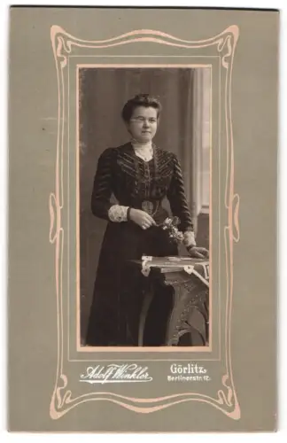 Fotografie Adolf Winkler, Görlitz, Berlinerstrasse 12, Dame mit Blumenarrangement