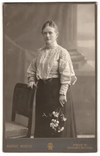 Fotografie Globus Atelier, Berlin, Leipziger Str. 132/137, Frau mit Blumenstrauss