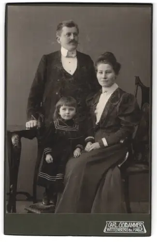 Fotografie Carl Goldammer, Wittenberg, Mittelstrasse 51, Familienportrait mit Kind
