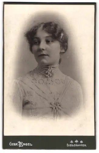 Fotografie Gebr. Engel, Diedenhofen, Porträt einer jungen Frau