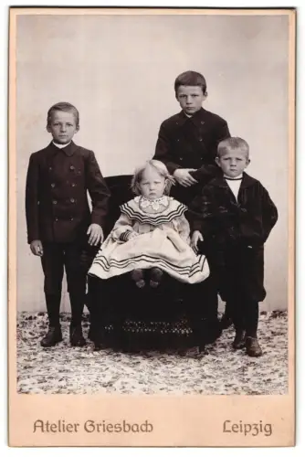 Fotografie Atelier Griesbach, Leipzig, Kindergruppe mit eleganter Kleidung