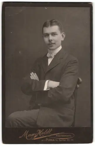 Fotografie Max Holdt, Pirna, Gartenstrasse 31, Eleganter junger Mann mit verschränkten Armen