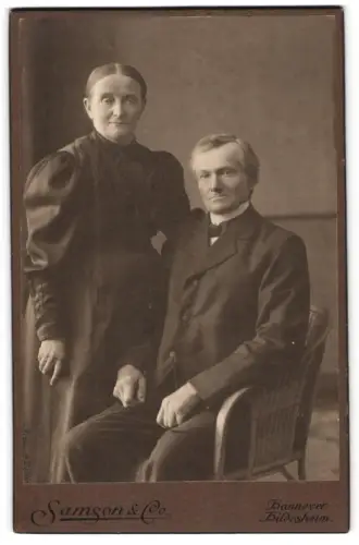 Fotografie Samson & Co, Hannover, Ernst Augustplatz 5, Porträt eines älteren Paares