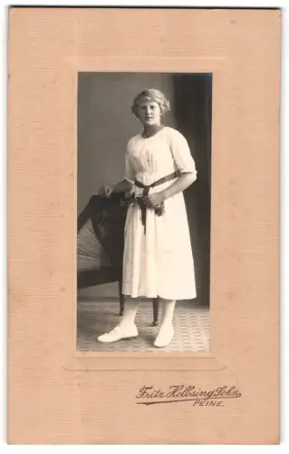 Fotografie Fritz Helbsing Sohn, Peine, Breitestrasse 33/34, Junge Frau im weissen Kleid mit Stuhl