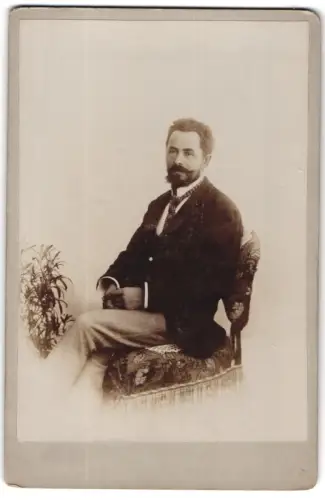 Fotografie unbekannter Fotograf und Ort, Eleganter Herr im Sessel